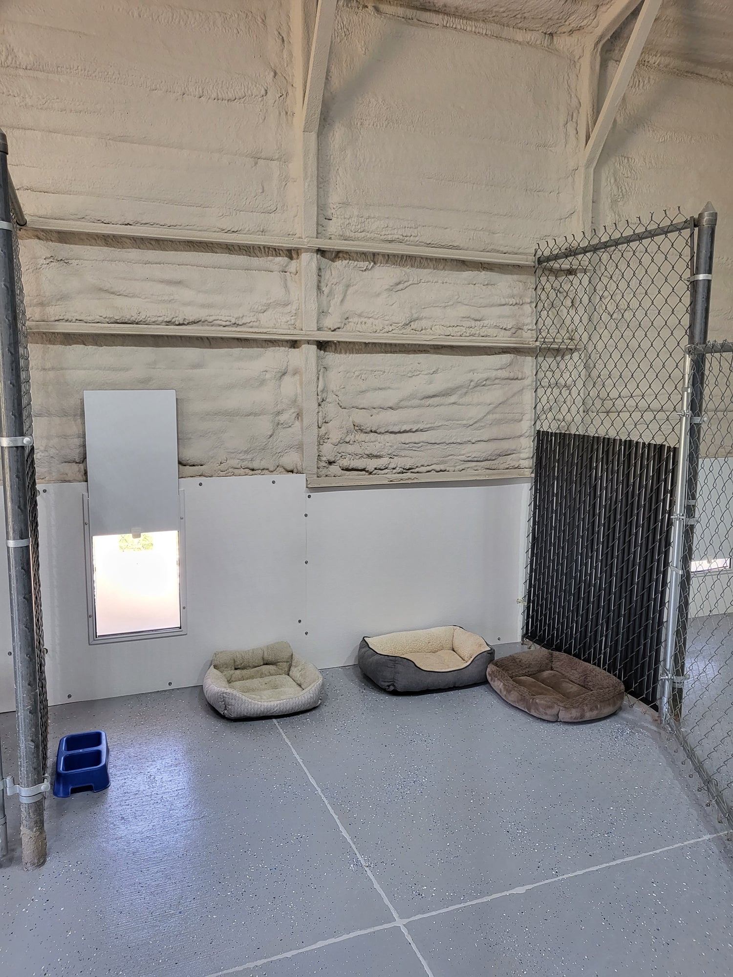 Giant dorm / kennel, open